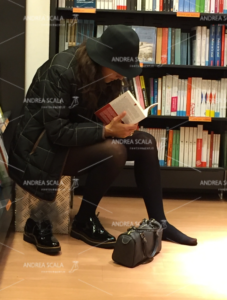 donna-costretta-dal-dolore-ai-piede-a-eliminare-scarpa-